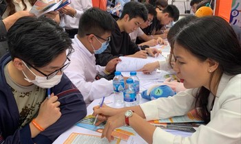 Thí sinh vẫn rất “khát” thông tin về ngành nghề Ảnh: Nghiêm Huê