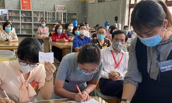 Cán bộ coi thi bốc thăm phòng thi tại kỳ thi tốt nghiệp THPT 2020