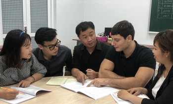 Mike Rizzo (second from right) supports many young people in HCMC to learn English