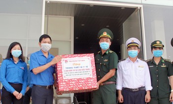 Đại diện Tỉnh Đoàn Tây Ninh tặng trang thiết bị y tế cho các chiến sĩ biên phòng vùng biên Ảnh: P.V