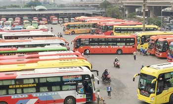 Mỗi ngày các bến xe nội đô đang có hàng nghìn lượt xe xuất bến