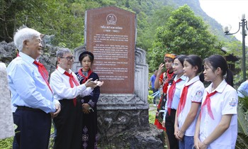 Ông Lê Thanh Đạo (ngoài cùng bên trái), nguyên Chủ tịch Hội đồng Đội T.Ư khóa I trò chuyện với thiếu nhi tại khu di tích Kim Đồng Ảnh: Đ.V