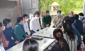 Lãnh đạo ngành giáo dục Nghệ An, huyện Nam Đàn thăm hỏi, động viên gia đình nạn nhân