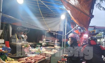 Công nhân quay lại làm việc giúp các cửa hàng thực phẩm tăng mạnh doanh thu