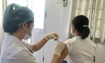 Bộ trưởng Bộ Y tế yêu cầu tăng tốc độ tiêm vắc xin. Ảnh: Long Phạm