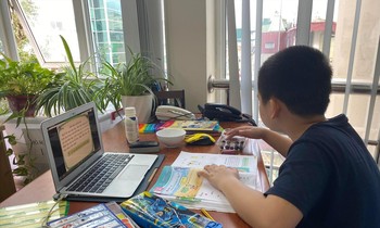 Học sinh lớp 1 trong một giờ học trực tuyến tại Hà Nội Ảnh: Quỳnh Anh