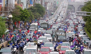 Hà Nội sẽ cấm xe máy một số tuyến đường từ Vành đai 3 trở vào, sớm hơn 5 năm so với kế hoạch. Ảnh: Anh Trọng