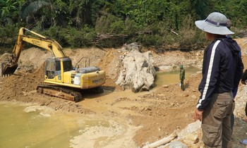 Người nhà nạn nhân Bùi Đức Thọ lên hiện trường trông ngóng con từng ngày