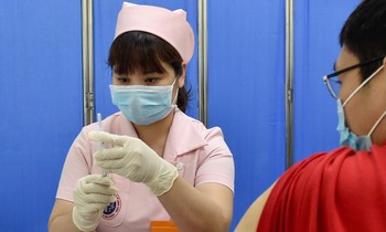 Chuẩn bị tiêm vắc-xin Covivac cho người thử nghiệmẢnh: Như Ý