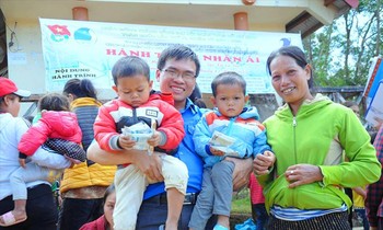 Anh Vũ Minh Cường, Phó Chủ tịch Hội LHTN huyện Krông Búk, trong một chương trình thiện nguyện ở xã vùng sâu