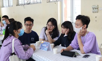 Học sinh tại một buổi tư vấn thi tuyển vào lớp 10 năm học 2021-2022