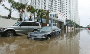 Ngập sâu tại quận Bắc Từ Liêm ngày 26/4
