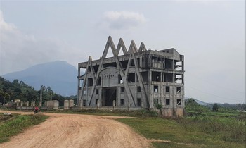 Nhà điều hành dự án hiện đang bị bỏ hoang nhiều năm