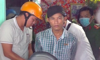 Đối tượng Sơn Thanh Tuấn (áo kẻ) lúc bị bắt
