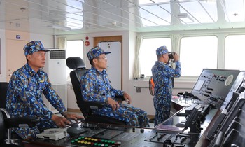 Thượng úy Thông (thứ nhất trái sang) chỉ huy tổ trực hạ neo chuẩn bị vào đảo