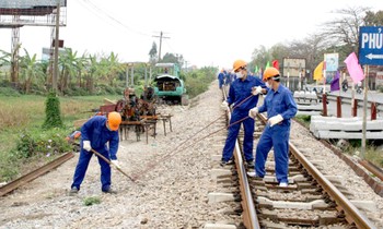 Công nhân đường sắt duy tu, bảo dưỡng tuyến đường sắt Bắc – Nam Ảnh: PT
