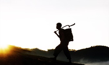 Bưu tá chân trần Ha K’Riêng trên đường đi đưa thư Ảnh: Tư liệu