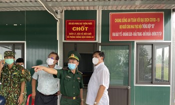 Thứ trưởng Bộ Y tế Đỗ Xuân Tuyên (bên phải) kiểm tra ở một chốt chặn
