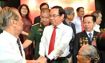 Bí thư Thành ủy TPHCM Nguyễn Văn Nên bắt tay luật sư Triệu Quốc Mạnh (bìa trái) cựu Đô trưởng Cảnh sát Sài Gòn – Gia Định