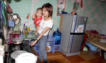 Gặp khó khăn, nhiều lao động khi nghỉ việc đã rút BHXH 1 lần (công nhân tại xóm trọ Khu công nghiệp Thăng Long, Hà Nội) Ảnh: Phạm Thanh