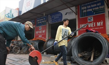 Các đại lý bán thép trên đường Vũ Phạm Hàm (Cầu Giấy, Hà Nội) tăng giá bán thép từng ngày Ảnh: Như Ý