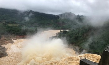 Hồ thủy điện xả lũ