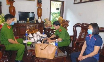 Bà Mai Thị Dần tại buổi khám xét nơi làm việc vào sáng 21/10