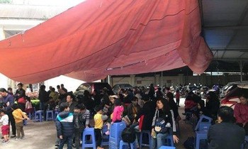 Khoa khám bệnh Viện Sốt rét - Ký sinh trùng - Côn trùng T .Ư quá tải người đến khám phải căng lều cho người dân ngồi chờ Ảnh: Nguồn VOV