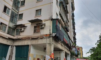 Nhà A1 Khu TÐC Ðền Lừ (quận Hoàng Mai), tầng 1 phải quây rào để tránh nguy hiểm nhiều năm nay