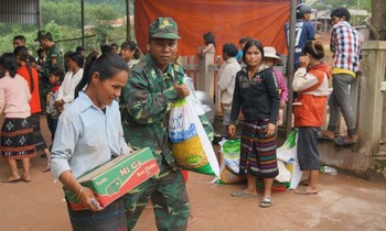 Bộ đội Biên phòng Quảng Trị đưa người dân ra khỏi vùng lũ đêm 17/10. Ảnh: Lộc Liên