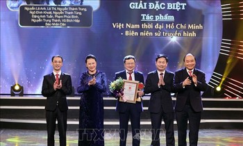 Thủ tướng Nguyễn Xuân Phúc và Chủ tịch Quốc hội Nguyễn Thị Kim Ngân trao giải Ðặc biệt cho đại diện nhóm tác giả thuộc Hãng phim Tài liệu - Ðiện ảnh báo Nhân Dân với tác phẩm “Việt Nam thời đại Hồ Chí Minh - Biên niên sử truyền hình”