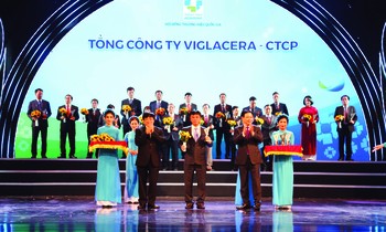 Bí thư Thành ủy Hà Nội Vương Đình Huệ trao Biểu trưng "Thương hiệu Quốc gia năm 2020" cho Phó Tổng giám đốc Nguyễn Anh Tuấn - đại diện Tổng công ty Viglacera - CTCP