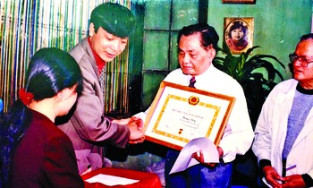 Comrade Doan Van Thai awarded the decision and awarded the 65-year-old Party Medal to NS Hoang Hoa