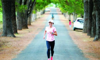 Ngọc Hoa làm quen đường chạy Tiền Phong Marathon 2021. Ảnh: Như Ý