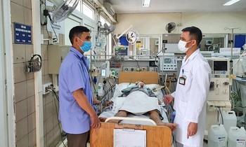 Bác sĩ Nguyễn Trung Nguyên thăm khám bệnh nhân ngộ độc rượu