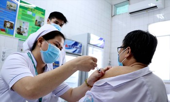 Những bác sĩ đầu tiên ở TPHCM được tiêm vắc-xin ngừa COVID-19 Ảnh: Ngô Bình