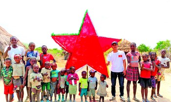 Quang Linh and his friends gave gifts and organized a Mid-Autumn Festival to poor Angolan children