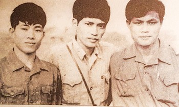 Nhóm phóng viên chiến trường. Từ trái qua: Phạm Nhật Nam, Thanh Phàn, Phạm Quang Nghị