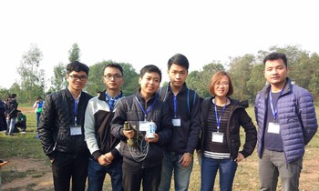 Đội FIMO đến từ trường Đại học Công nghệ - Đại học Quốc gia Hà Nội giới thiệu vệ tinh do các bạn tự chế tạo trong cuộc thi Cansat năm 2017 của Trung tâm Vũ trụ Việt Nam