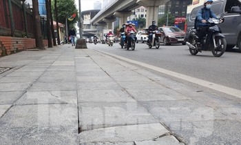 Đá lát bị vỡ trên đường Nguyễn Trãi (Thanh Xuân, Hà Nội) Ảnh: Đ.A