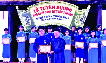Nam sinh tại Huế mặc áo dài ngũ thân tại lễ vinh danh “Học sinh danh dự toàn trường”