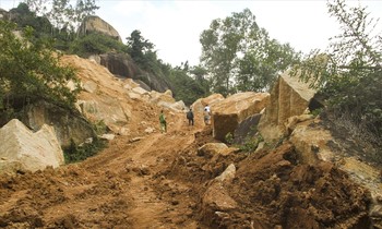 Núi Hòn Chà bị “băm vằm” trái phép Ảnh: Trương Định