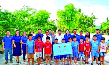 Ms. Nguyen Hong Anh - Secretary of Doan Quang Xuong District (Thanh Hoa) at the amusement park handed over to the localities