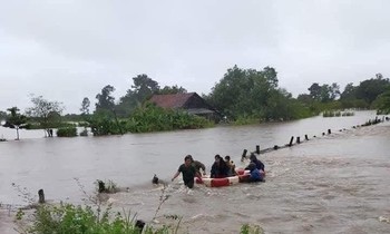 Lực lượng chức năng huyện Ea Súp đưa người dân đến nơi an toàn