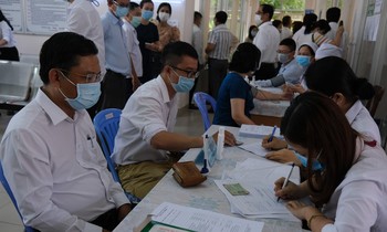 Chủ tiệm làm tóc ở Campuchia về Việt Nam nghi mắc COVID-19