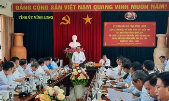 Phó Thủ tướng Trương Hòa Bình kiểm tra công tác bầu cử ở Vĩnh Long