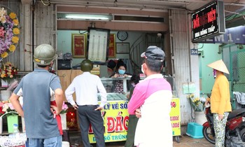 Người dân hồi hộp xem kết quả trong ngày đầu xổ số miền Nam hoạt động trở lại