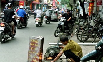 Hà Nội: Rùng mình đi qua những con phố “phun lửa” phè phè