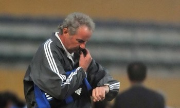 Riedl khóc hận vì hàng thủ