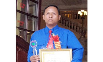 Phú Đoan nhận giải thưởng Lương Định Của